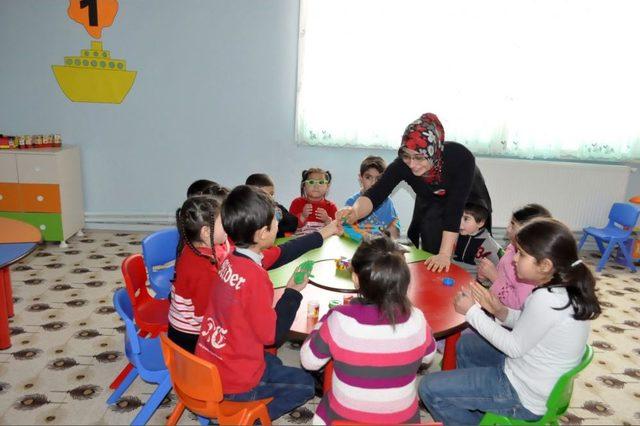 Kadınlar Hem Meslek &Ouml;ğreniyor Hem Aile B&uuml;t&ccedil;esine Katkı Sağlıyor 1