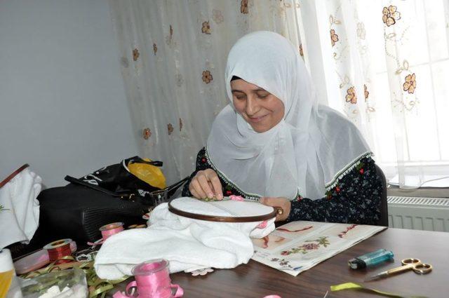 Kadınlar Hem Meslek &Ouml;ğreniyor Hem Aile B&uuml;t&ccedil;esine Katkı Sağlıyor 2