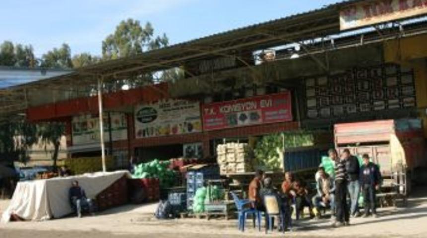 Adana'da Hal Esnafı B&uuml;y&uuml;kşehir Belediyesi Ile Mahkemelik Oldu