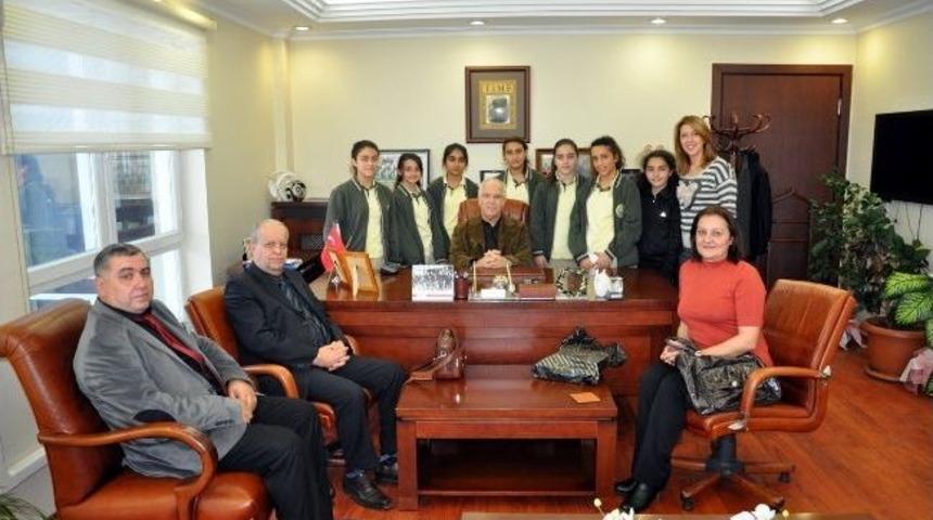 &Ouml;ğrencilerden Akt&uuml;rk'e Teşekk&uuml;r Plaketi