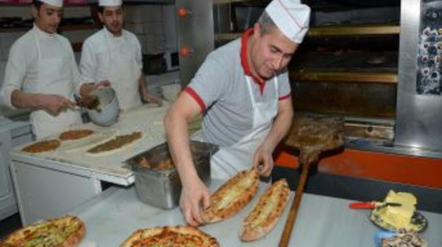 G&uuml;m&uuml;şhane&rsquo;nin G&ouml;zde Hazır Yemeği Pide