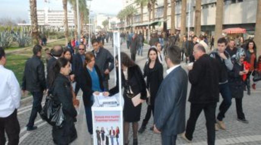 İzmirliler Kamuda Kıyafet &Ouml;zg&uuml;rl&uuml;ğ&uuml; Imza Kampanyasına Yoğun Ilgi G&ouml;sterdi