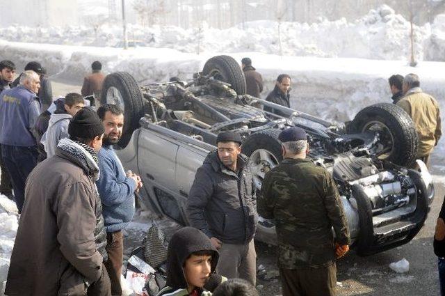 Yüksekova’da Trafik Kazası, 2 Yaralı