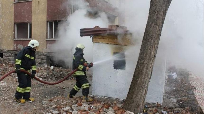 Bek&ccedil;i Kul&uuml;besi Tinerciler Tarafından Ateşe Verildi