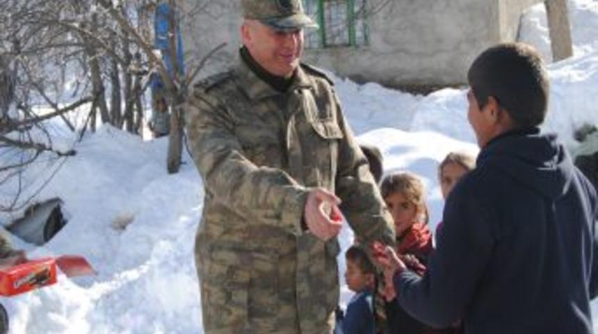 K&uuml;rt&ccedil;e Selam Veren Komutanı 'Ben Sana Kurban Olayım' Deyip Bağrına Bastı