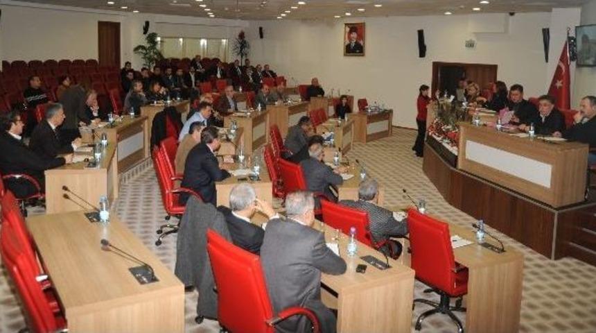 Mecliste K&ouml;ylere Hizmet Tartışması