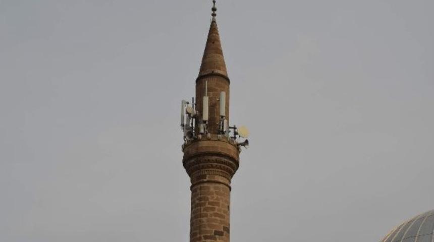 Minareyi Bulan Baz İstasyonunu Dikti