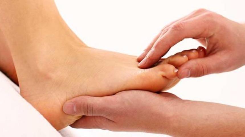 Diyabette ayak sağlığınız i&ccedil;in &ccedil;ıplak ayakla sakın dolaşmayın