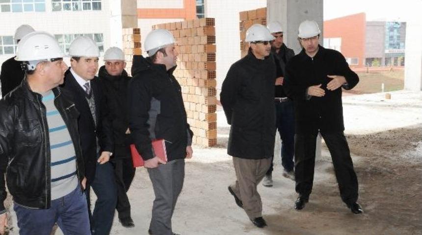 Rekt&ouml;r G&uuml;ven&ccedil;, Fak&uuml;lte İnşaatlarını İnceledi
