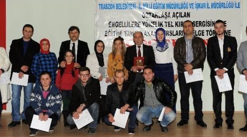 Meslek Edindirme Kurslarına Katılan Kursiyerlerin Sertifika Sevinci