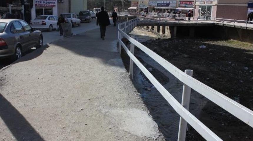 Sungurlu Belediyesi Kaldırımdaki Tehlike'ye Duyarsız Kalmadı