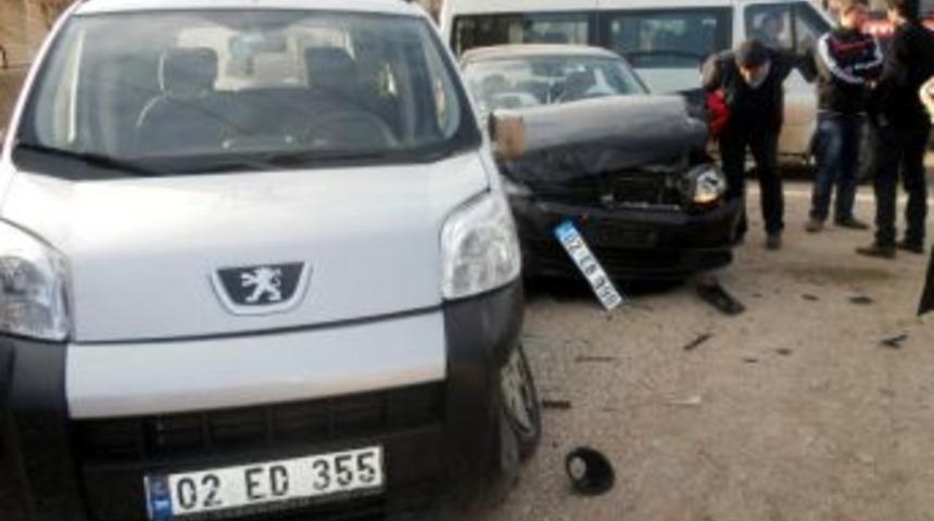 Otomobiller &Ccedil;arpıştı: 2 Yaralı