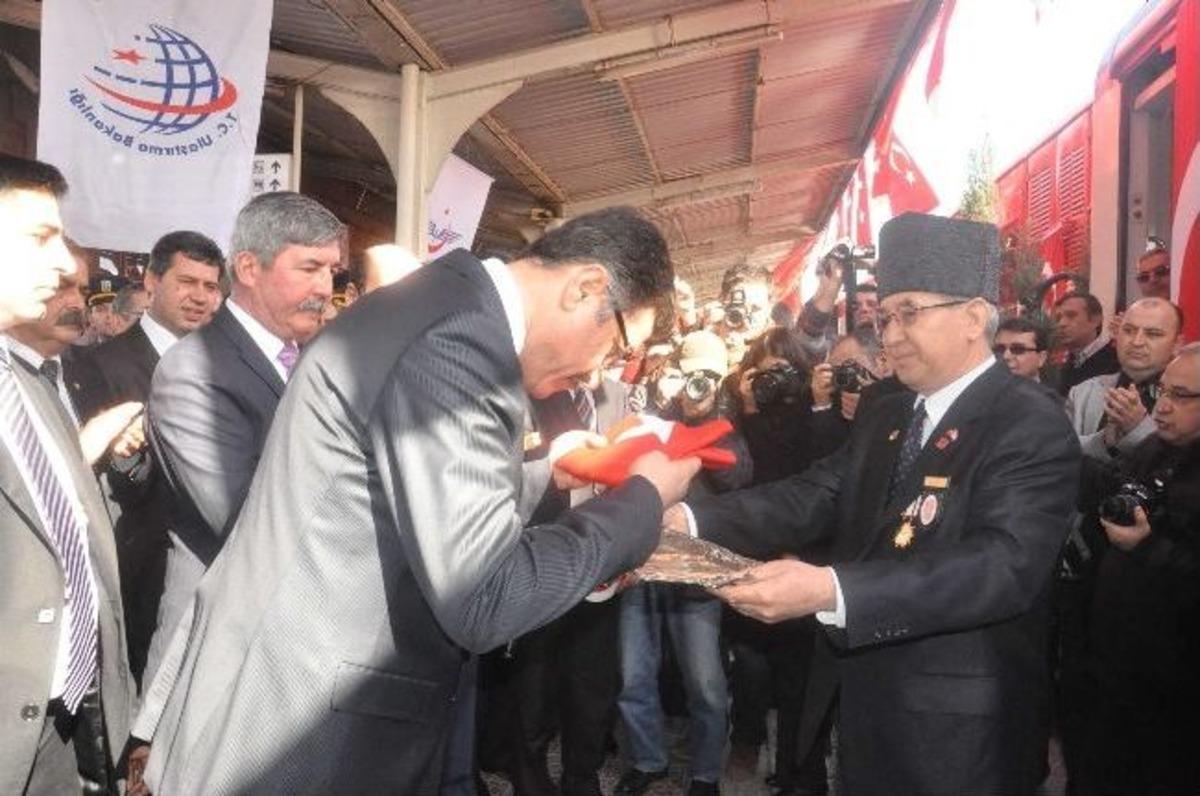 Atat&uuml;rk&rsquo;&uuml;n Balıkesir'e Gelişinin 90. Yıld&ouml;n&uuml;m&uuml; T&ouml;renlerle Kutlandı