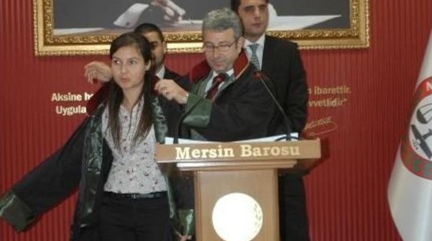 &Ccedil;i&ccedil;eği Burnunda Avukatlar C&uuml;bbe Giydi