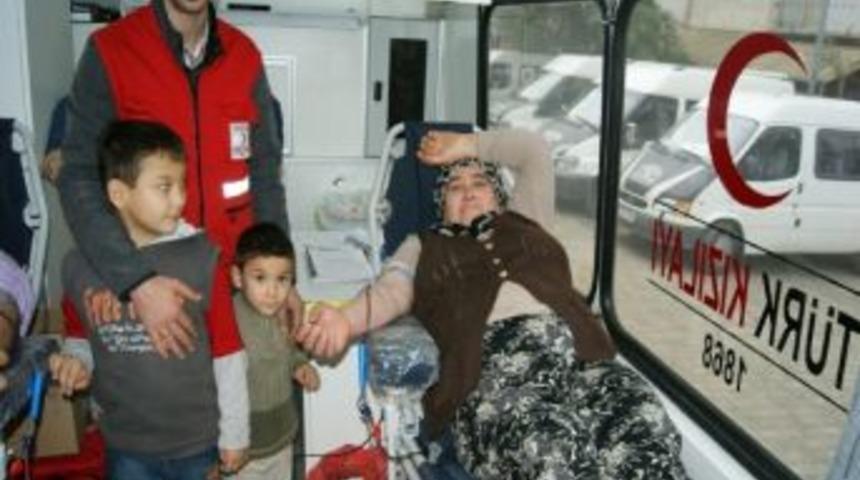 Kan Bağışına &Ccedil;ocukları İle Birlikte Geldi