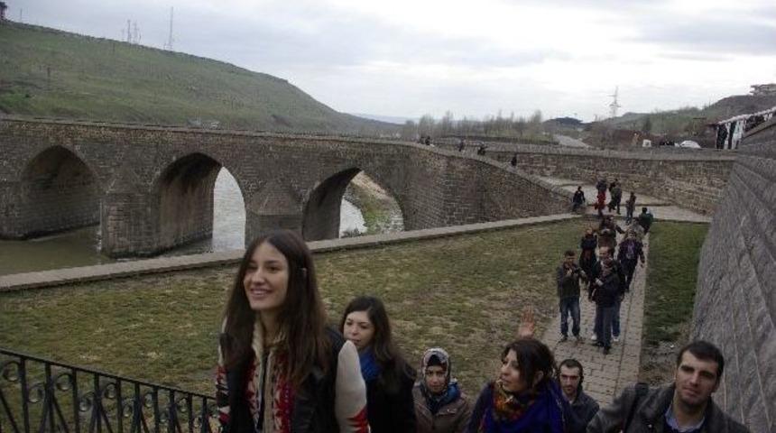 Ulusal Gen&ccedil;lik Parlamentosu Diyarbakır&rsquo;ı Gezdi