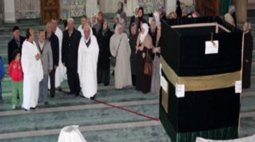 Umre Yolcuları Kabe Maketi Etrafında Tavaf Yaptı