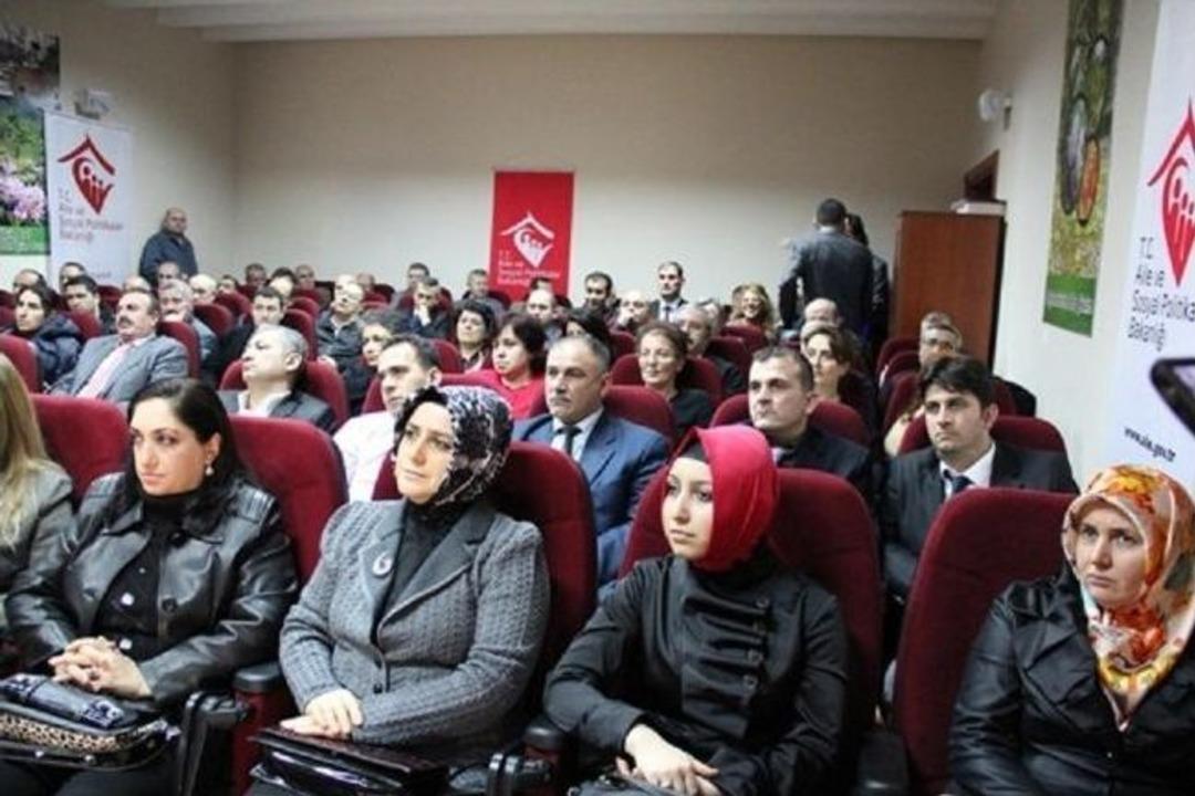 Toplum, G&ouml;n&uuml;l El&ccedil;iliği Ve Koruyucu Aile Hakkında Bilgilendiriliyor