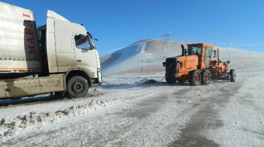 İranlı Tırlar Yine Ulgar Dağını Ge&ccedil;emediler