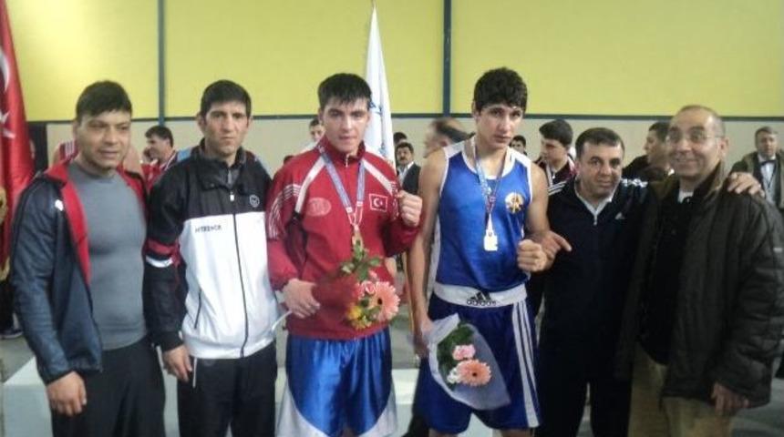 Yıldız Boks&ouml;rler İki Şampiyonlukla D&ouml;nd&uuml;