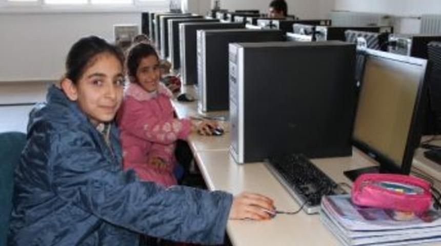 K&uuml;t&uuml;phanede Sunulan &Uuml;cretsiz Bilgisayar Ve İnternet Hizmetinden 9 Bin Kişi Faydalandı