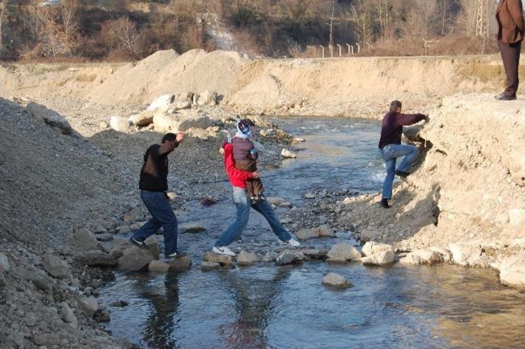 K&ouml;yl&uuml;ler Yıkılan K&ouml;pr&uuml;lerini Geri İstiyor
