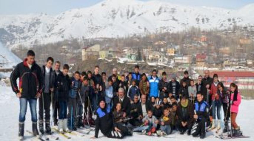 Bitlis Emniyeti &Ccedil;ocuklara Kayak Dersi Veriyor