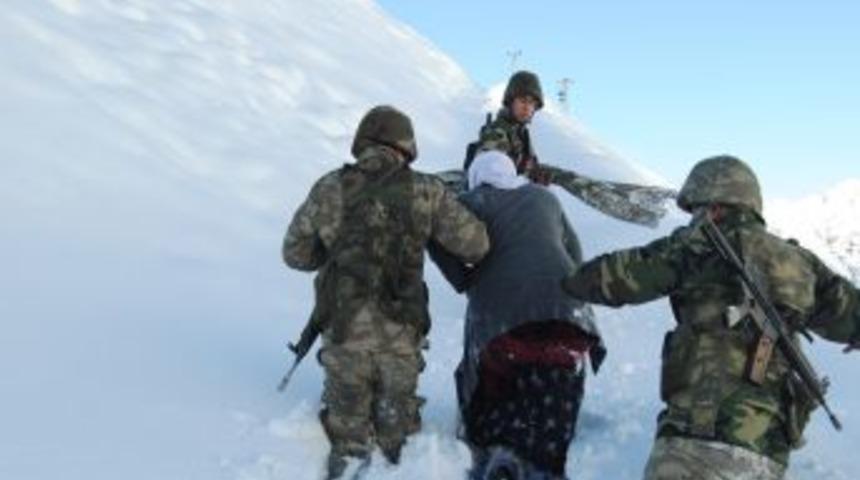 Dağlıca'da Mehmet&ccedil;ik, Karda Y&uuml;r&uuml;yerek Hasta Teyzeyi Doktora Yetiştirdi