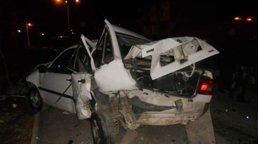 Alkoll&uuml; S&uuml;r&uuml;c&uuml; Park Halindeki Ara&ccedil;ların Arasına Daldı: 2 Yaralı