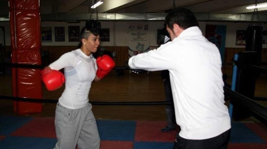 Kara Melek Atina&rsquo;yı Fethedecek