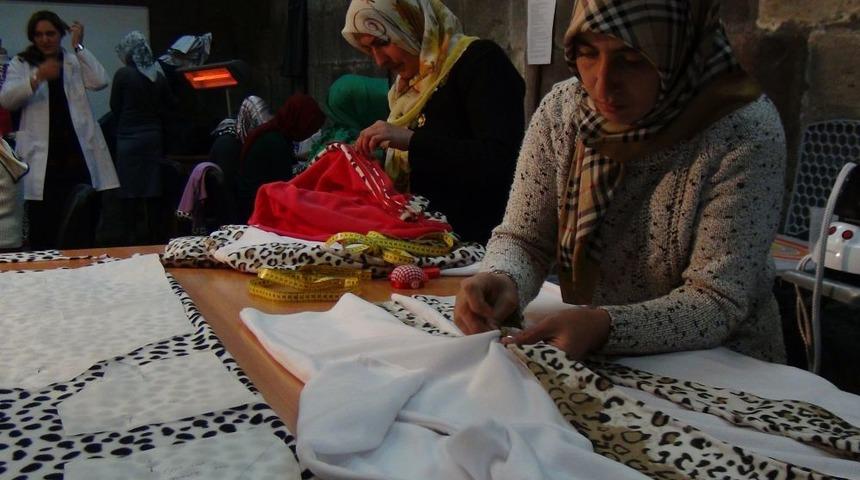 Tarih&icirc; Handa Kadınlar Meslek &Ouml;ğreniyor, Gen&ccedil; Kızlar &Ccedil;eyiz Hazırlıyor