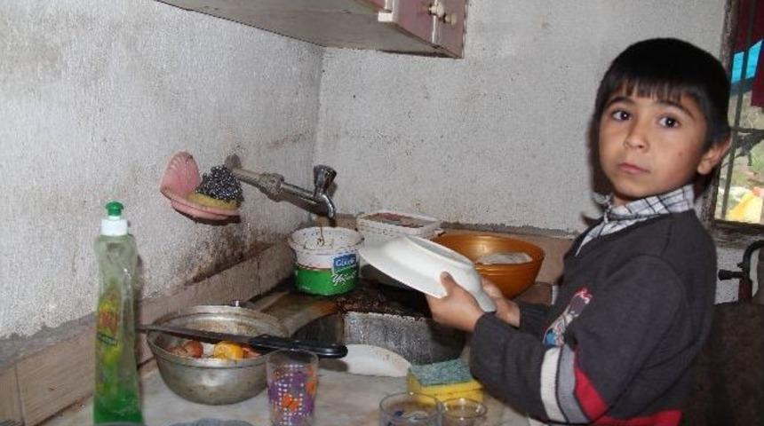 8 Yaşında Ama Evin B&uuml;t&uuml;n Y&uuml;k&uuml; Onun Omuzlarında