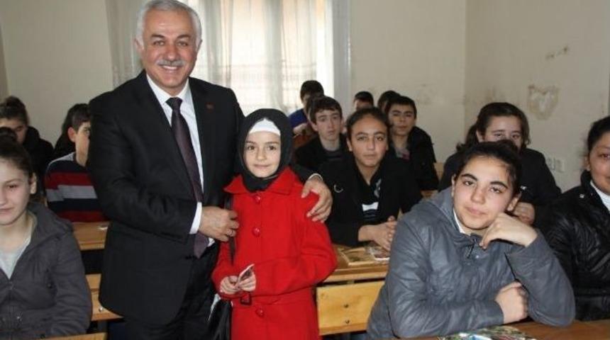 &Ccedil;ubuk Belediyesi&rsquo;nden Bilgi Evi &Ouml;ğrencilyerine 200 Kitap