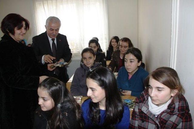 Çubuk Belediyesi’nden Bilgi Evi Öğrencilyerine 200 Kitap