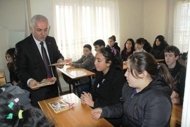 Çubuk Belediyesi’nden Bilgi Evi Öğrencilyerine 200 Kitap