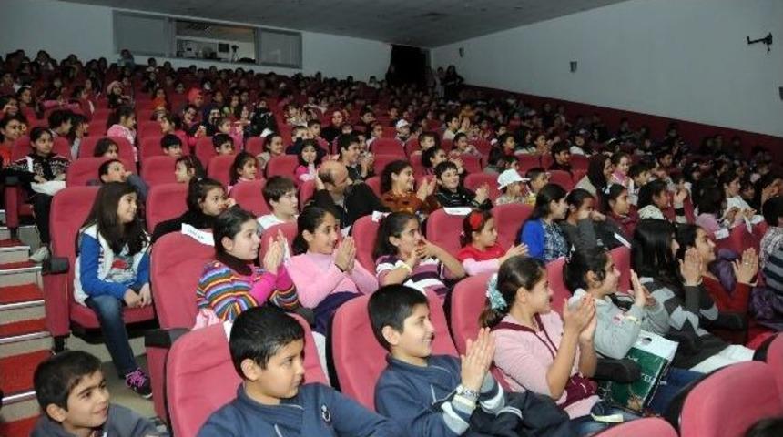 N&uuml;rnbergli Tiyatroculardan Eğlenceli Oyun