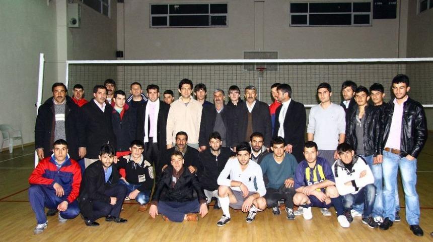 Kaymakam Baran, K&ouml;yl&uuml; Gen&ccedil;lerle Sporla Buluşuyor