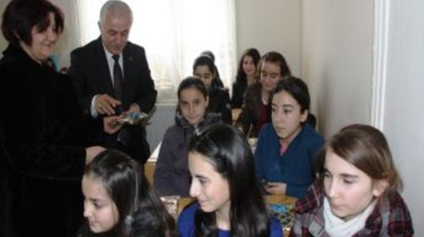 Bilgievine Giden 200 &Ouml;ğrenciye Kitap Dağıtıldı