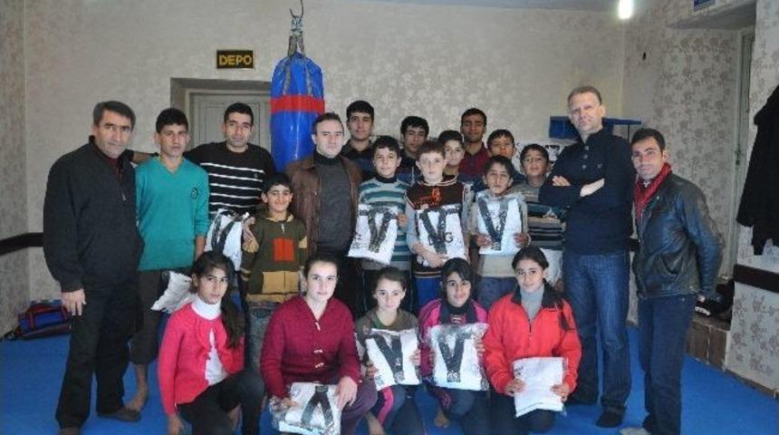 Hasankeyf Kaymakamı Taşkın, Sporculara Elbise Dağıttı