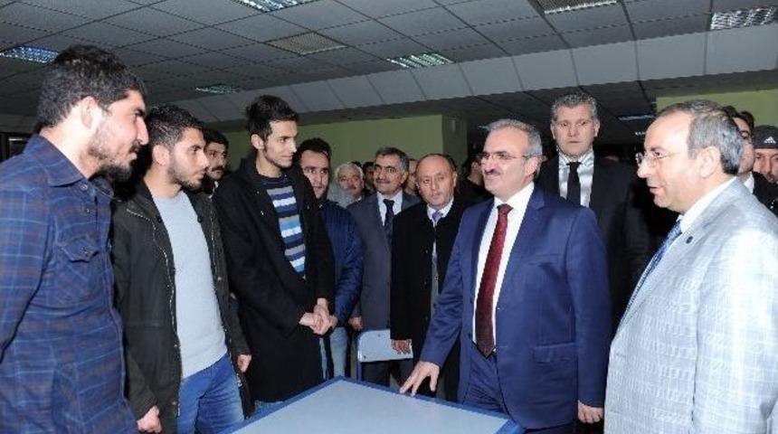 Vali Karaloğlu, &Uuml;niversite &Ouml;ğrencileriyle Bir Araya Geldi