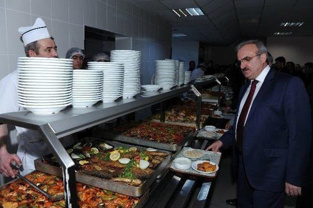 Vali Karaloğlu, &Uuml;niversite &Ouml;ğrencileriyle Bir Araya Geldi 1