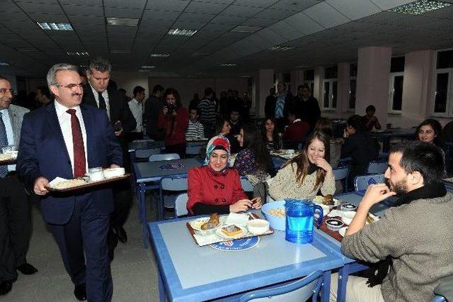 Vali Karaloğlu, &Uuml;niversite &Ouml;ğrencileriyle Bir Araya Geldi 2