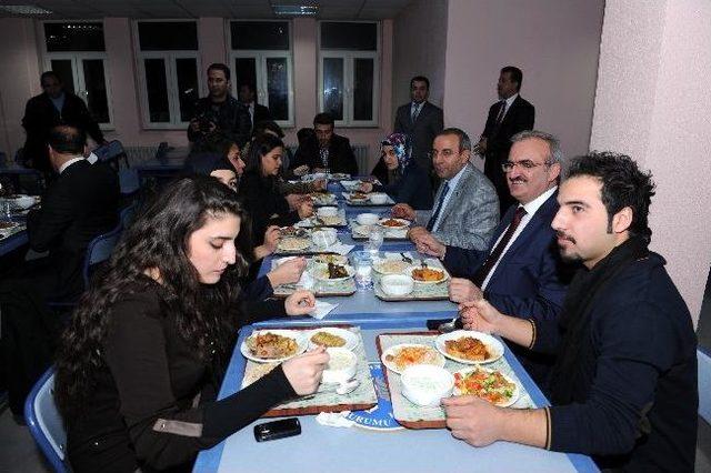 Vali Karaloğlu, &Uuml;niversite &Ouml;ğrencileriyle Bir Araya Geldi 3