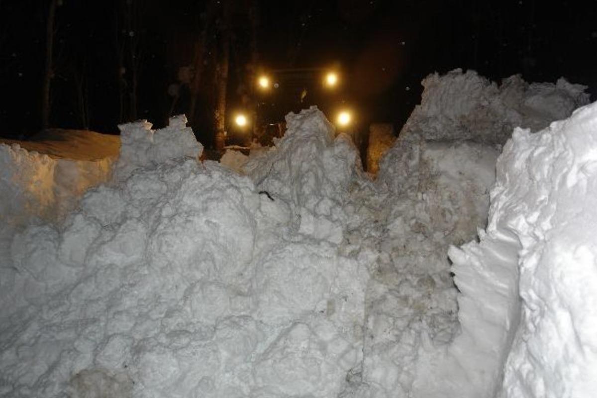 Sınırda Karla M&uuml;cadele S&uuml;r&uuml;yor