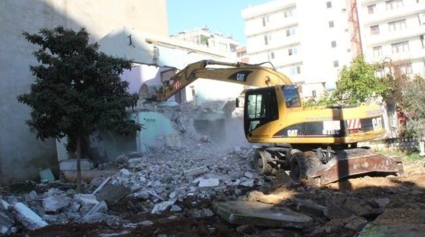 Toroslar&rsquo;da Metruk Binalar Yıkılıyor