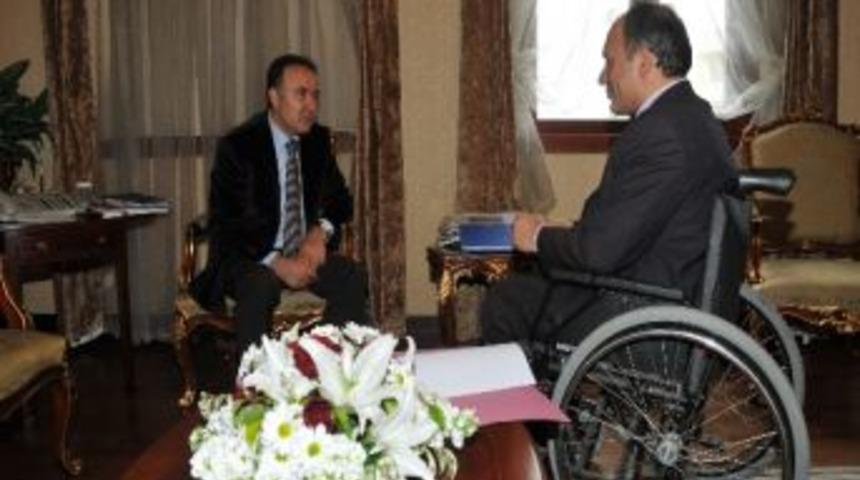 Sakatlar Derneği&rsquo;nden Vali Altıparmak&rsquo;a Teşekk&uuml;r