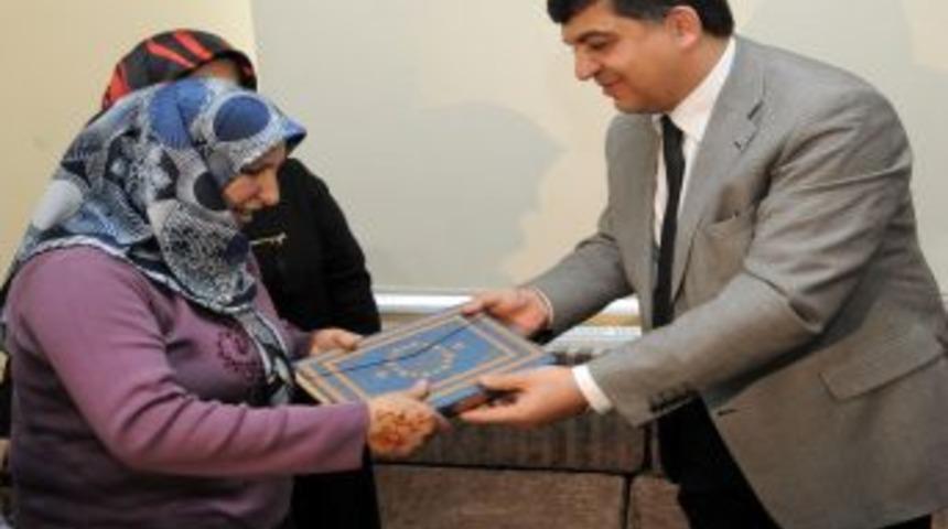Kursiyerlere Kur&rsquo;an-ı Kerim Dağıtıldı