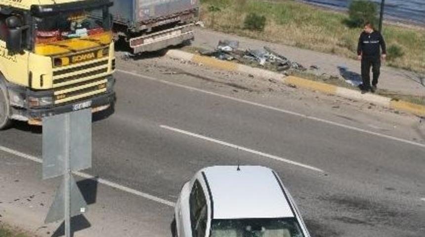 Otomobil Tır&rsquo;la &Ccedil;arpıştı: 4 Yaralı
