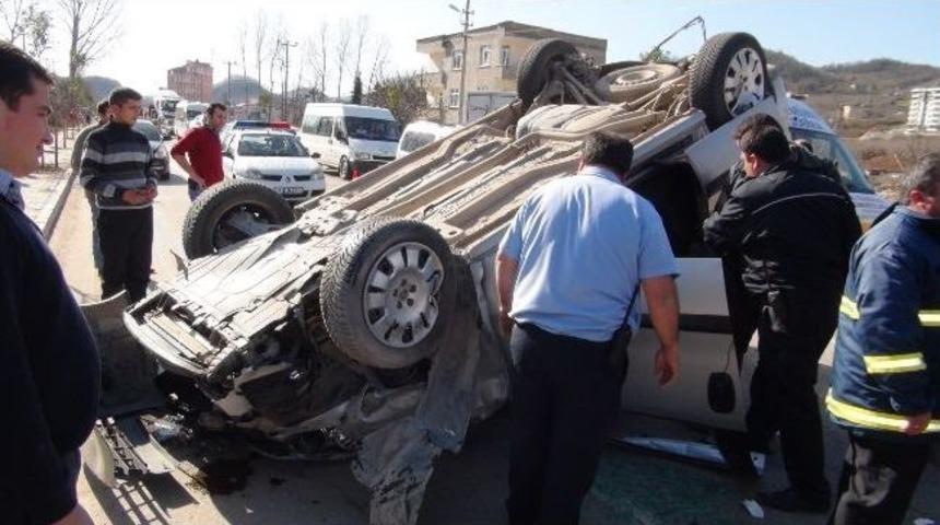 2 Kamyonet &Ccedil;arpıştı: 5 Yaralı