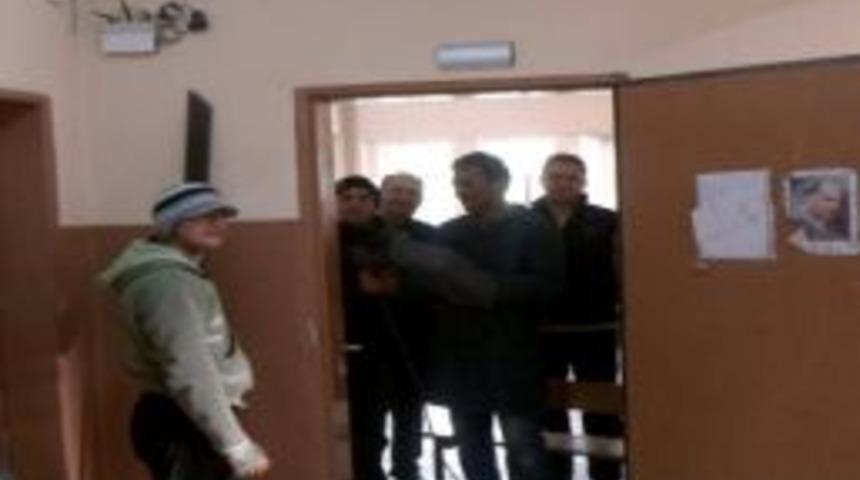 Okulda Tadilat &Ccedil;alışamaları Devam Ediyor